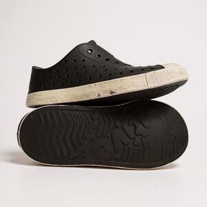 Native kids navy and white Jefferson shoes‎ sandals J2